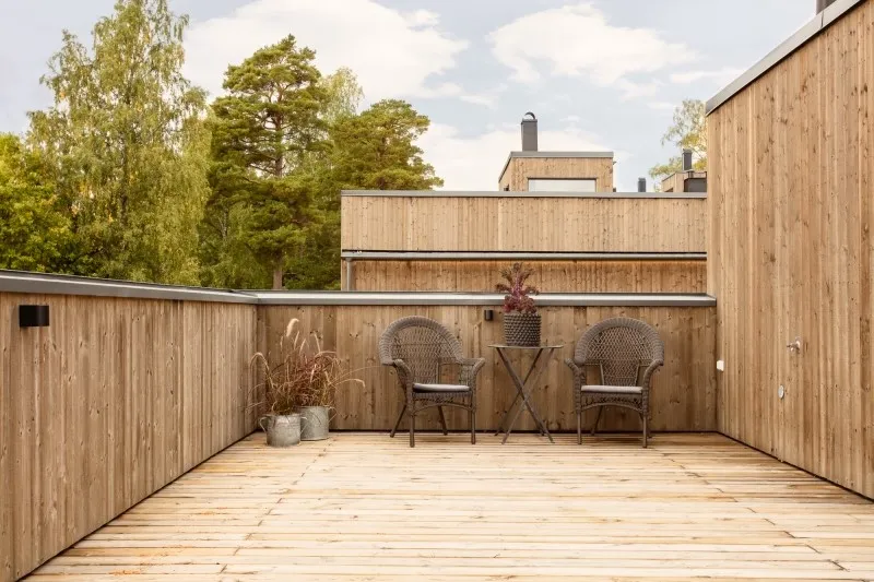 Takterrass med trätrall och träräcke
